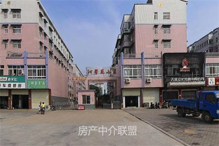 金岚小区多层2楼125平套三带车库附房售价可议